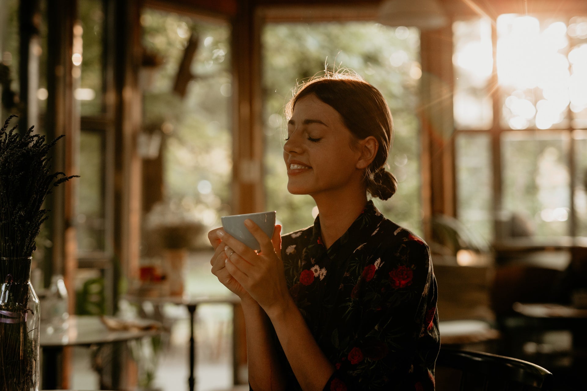 Mujer saboreando una taza de café