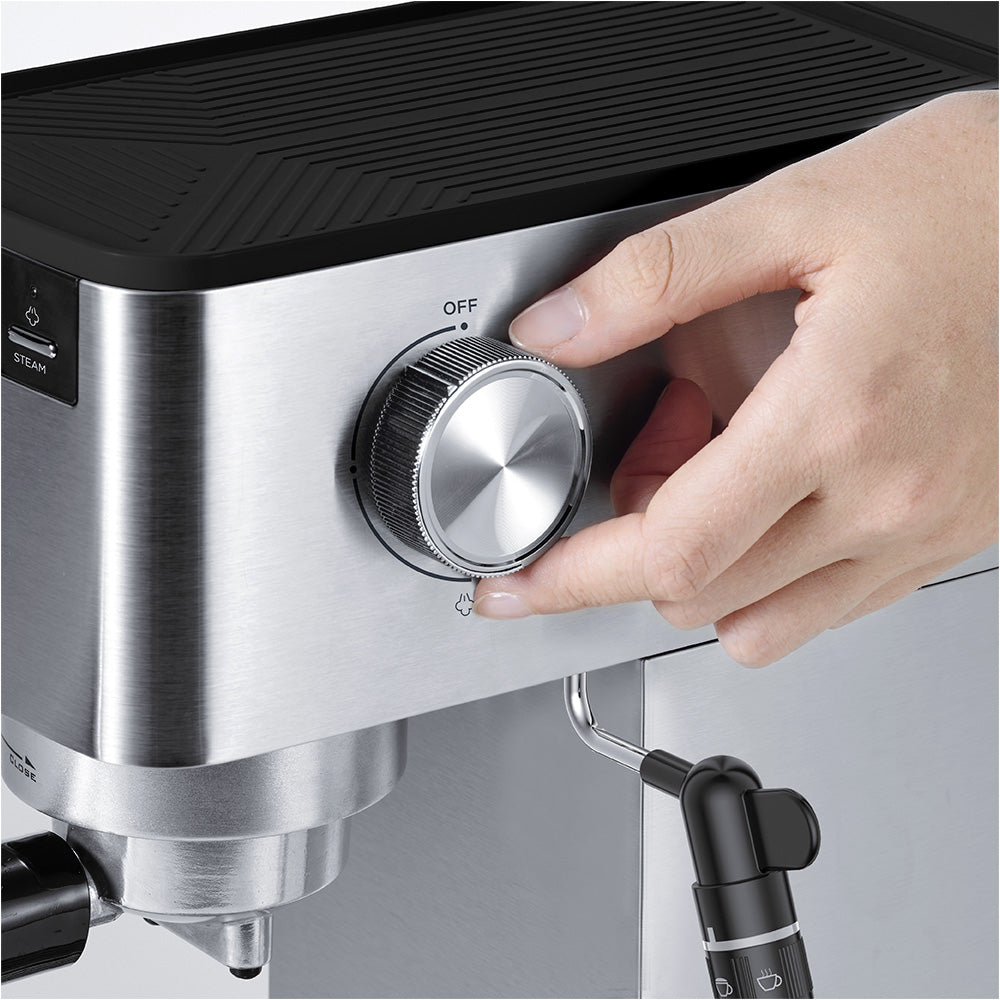 mano nivelando vapor cafetera