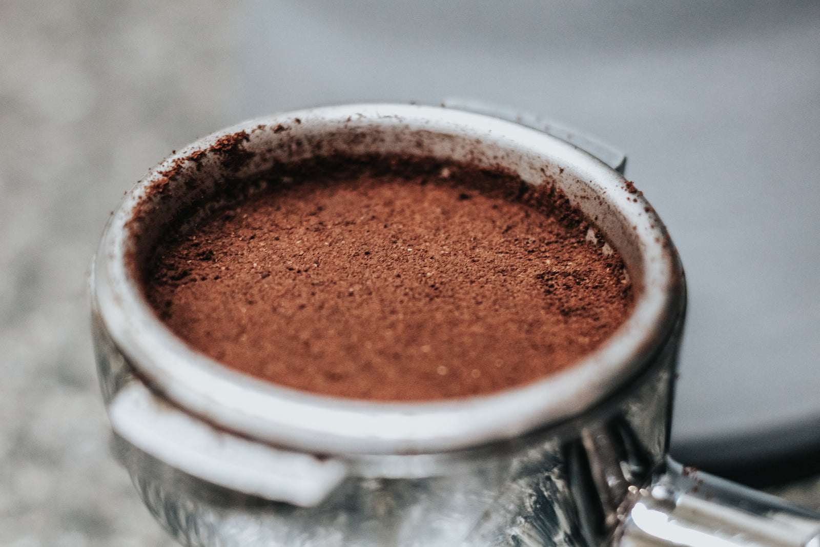cafe molido en un recipiente