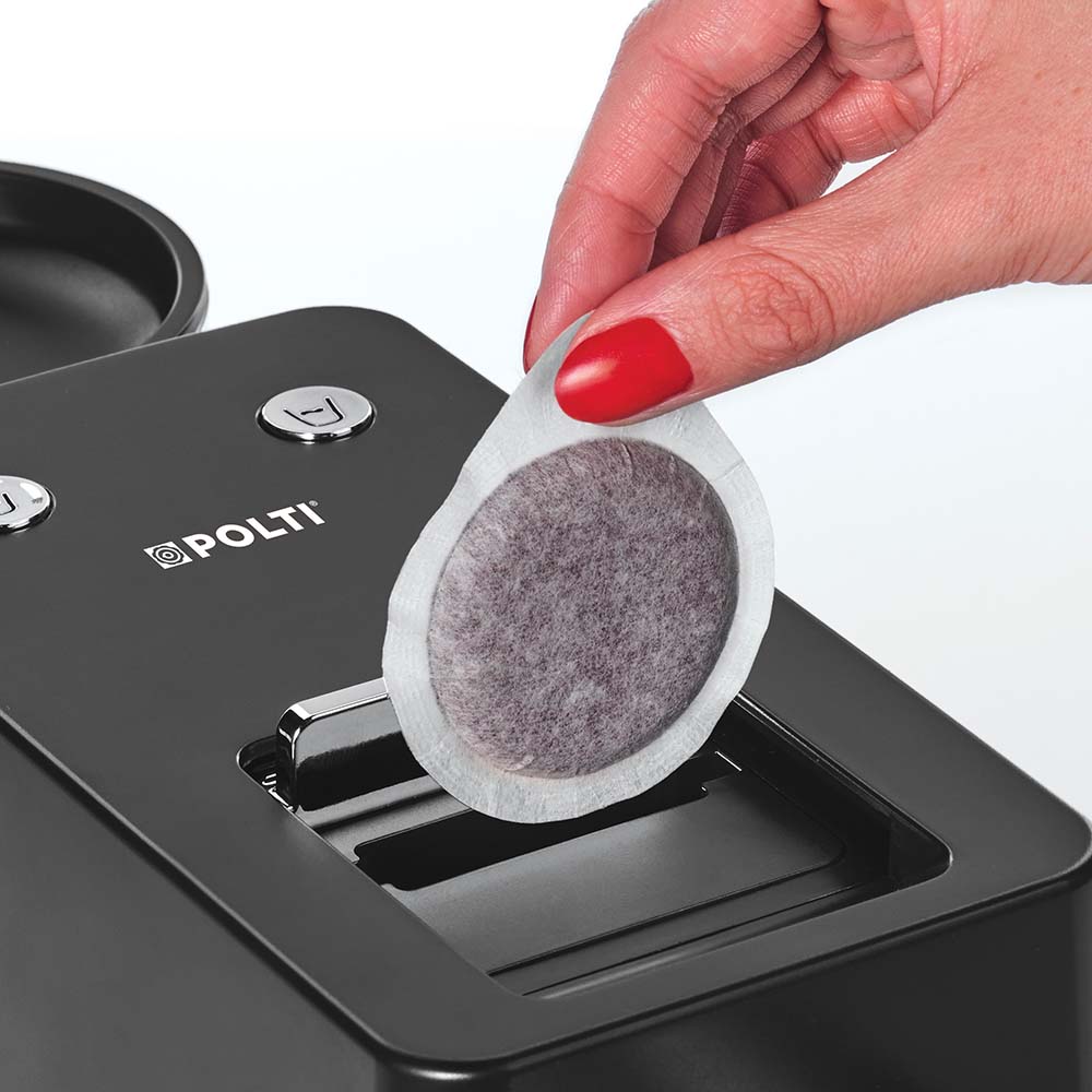 mano insertando cápsula monodosis compostable