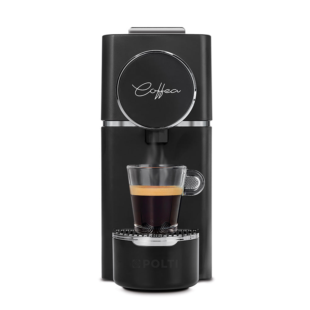 Cafetera de cápsulas negra frontal  con una taza de café
