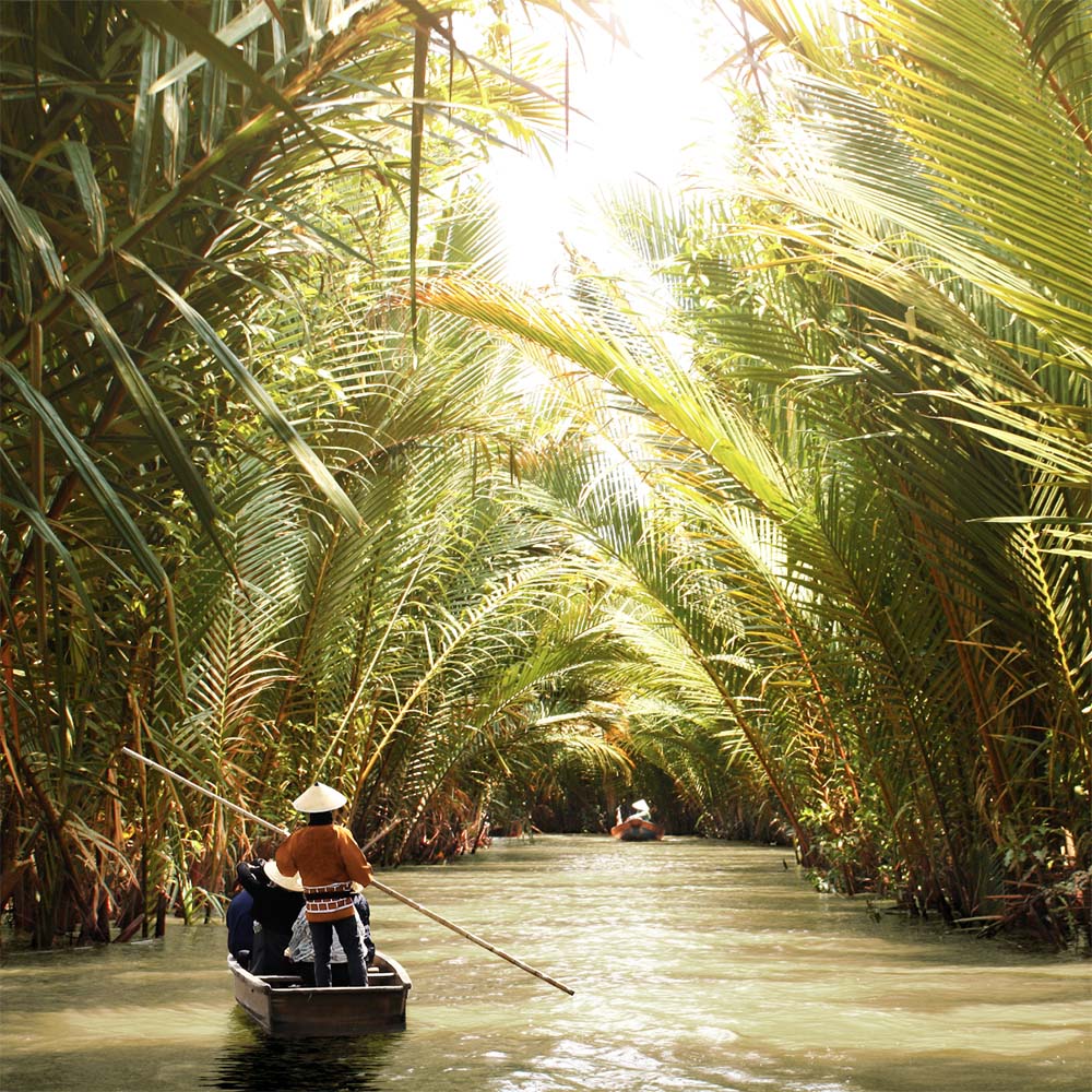 Hombre remando río abajo en Vietnam